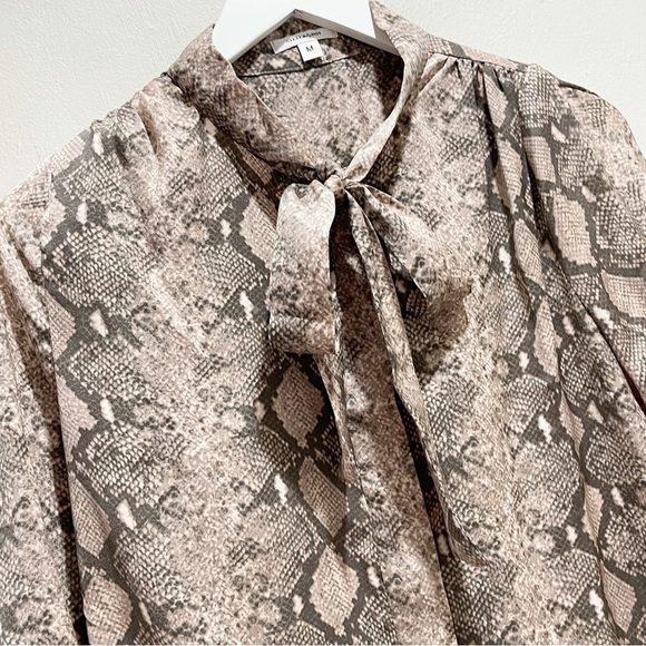 STELLA & DOT Women’s Brown Snake Print LADY BOSS Bow Front Long Sleeve Blouse M - Picture 3 of 8